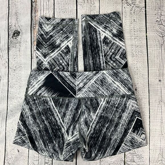 LULULEMON Crop Leggings  - Picture 2 of 4